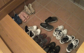 グループホームウィズの玄関。みんなの靴でいっぱい。